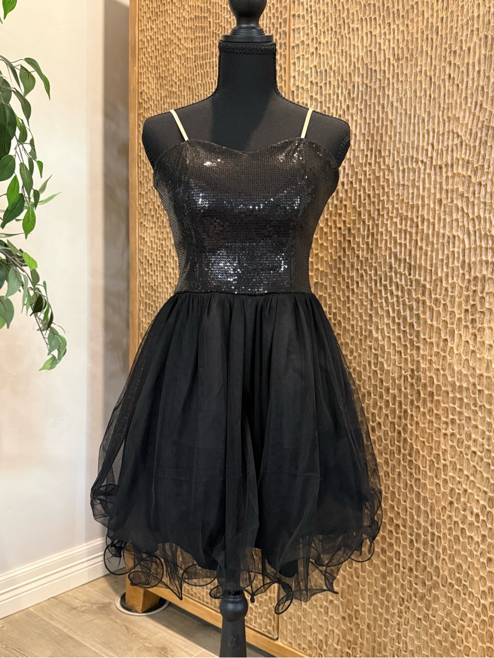 Forever 21 Black Sequin Dress Medium Sweetheart Fit & Flare Short WORN ONCE